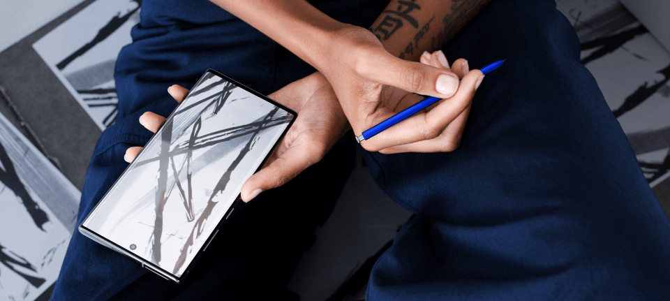 Kobieta trzymająca Galaxy Note 10 oraz rysik.