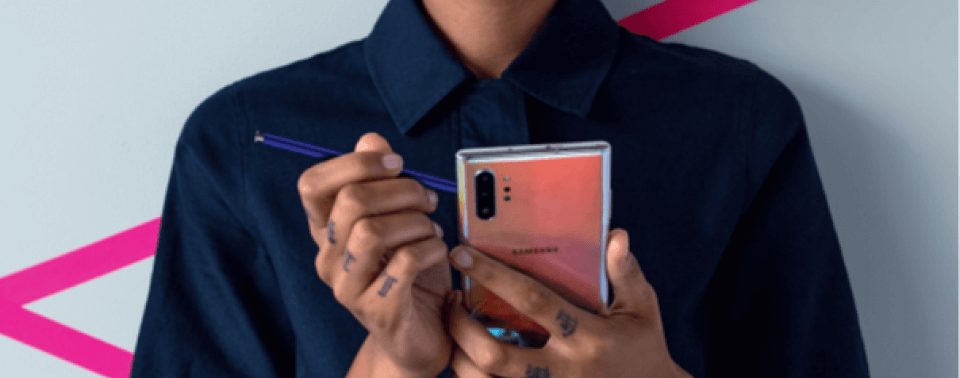Kobieta trzymające Galaxy Note 10