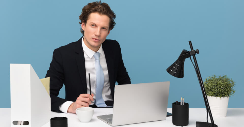 Biznesmen w biurze