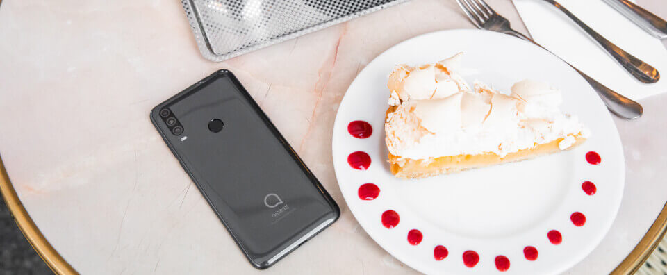 Alcatel 1S 2020 na stole