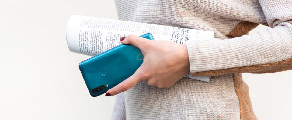 Alcatel 1S 2020 w dłoni